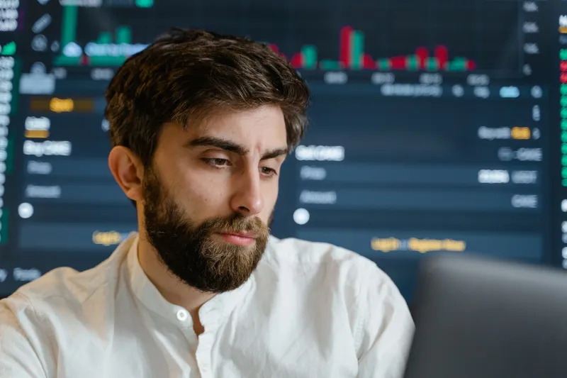 Spot the Tells: Recognizing High-Risk Player Behavior Before It Costs Anyone at the Table